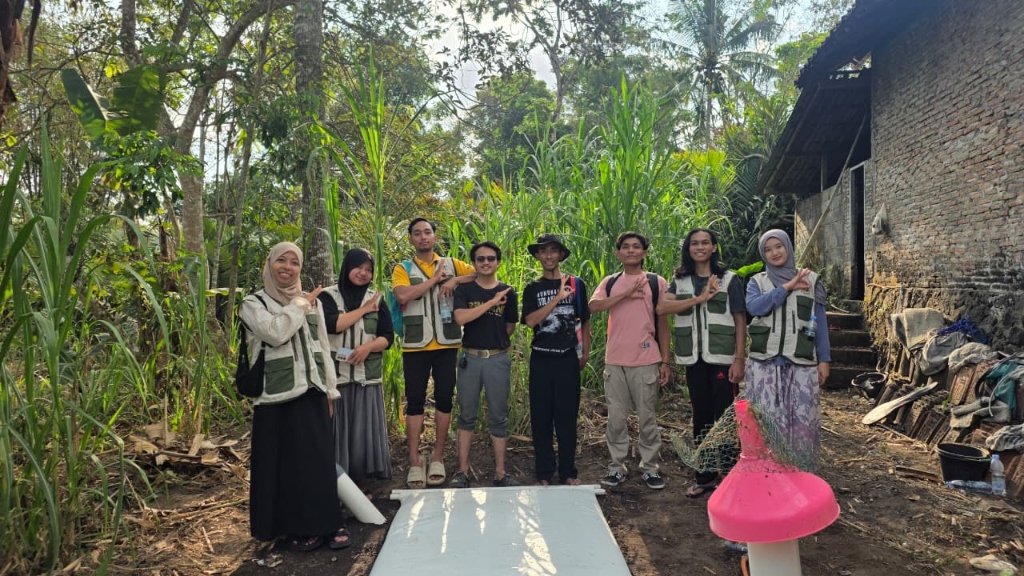 Tim PPKO bersama peternak di lokasi biodigester